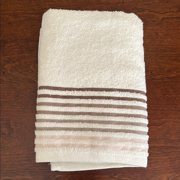 NWT Beige Striped Bath Towels! - Picture 3 of 16